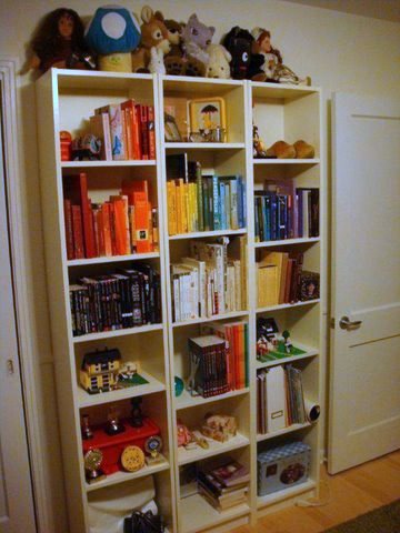 Simple Saturday Corinna S Color Coordinated Bookshelves